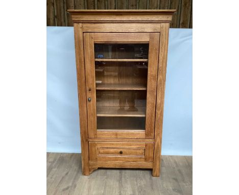 Good quality light oak bookcase/display cabinet with shelved interior enclosed by glazed door with single drawer below, 38" w