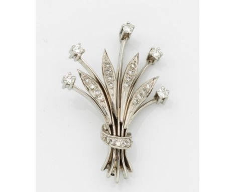 Weißgold, gest. 585. In Form eines Blumenstraußes, zentral besetzt mit Diamanten. Gew. ca. 6,44 g. A floral brooch set with d