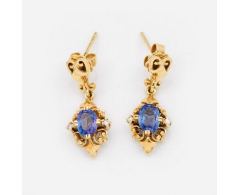 Gelbgold, gest. 585. Je zentral besetzt mit einem tintenblauen Tansanit im Ovalschliff, entouriert von kleinen Diamanten, in 