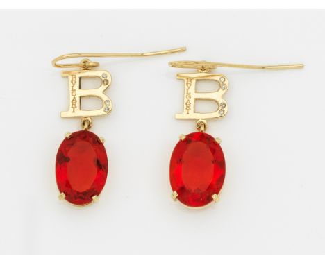 Gelbgold, gest. 18 k. In Ajour gefasste, leuchtendrote Rubellite im Ovalschliff mit "B" als Schmuckelement mit Brillantbesatz