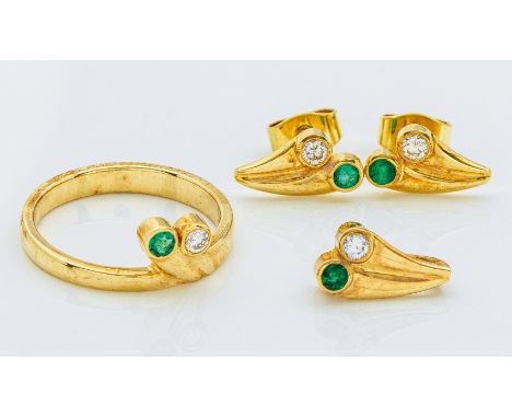 Ring, Anhänger und Paar Ohrstecker. Gelbgold, gest. 750. Besetzt mit leuchtendgrünen Smaragden von zus. ca. 0,30 ct.und Diama