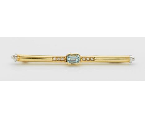 Gelbgold, gest. 585. Zentral besetzt mit einem hellblauen Aquamarin im Oktogonalschliff, entouriert von 6 Brillanten von zus.