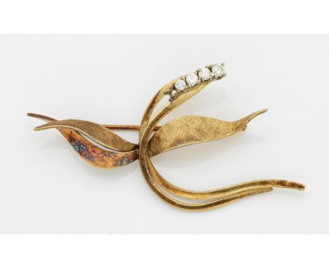 Gelbgold, gest. 750. Geschwungene Blattform, besetzt mit Diamanten von zus. ca. 0,20 ct.; Gew. ca. 6,45 g. Brooch set with di