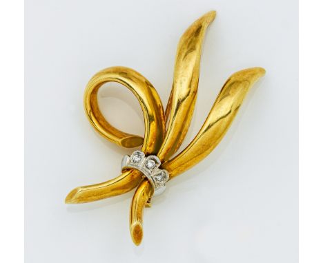 Gelbgold, gest. 585. Schauseitig besetzt mit kleinen Diamanten. Gew. ca. 7,38 g.Brooch set with small diamonds, in 14 k gold.