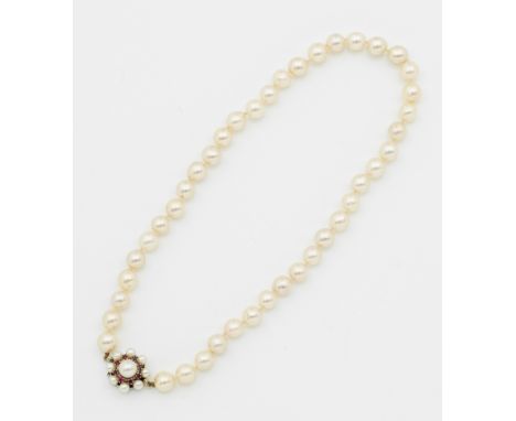 Weißgold, gest. 585. Einreihige Kette aus weißen Zuchtperlen von ca. 8,1 mm in sehr farbintensivem rosé-grün changierendem Lü