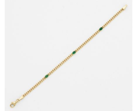 Gelbgold, gest. 585. Schauseitig besetzt mit 3 tannengrünen Smaragdcabochons von zus. ca. 0,80 ct. in Zargenfassung. Gew. ca.