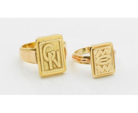 Gelb- und Roségold, gest. 585. Rechteckige, profilierte Ringköpfe mit Monogrammrelief. Eine Ringschiene bicolor gearbeitet. G