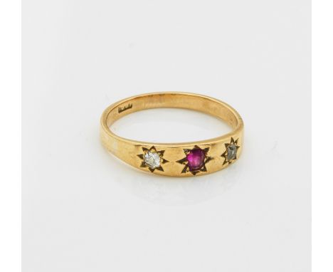 Gelbgold, gest. 18 ct.; Zentral besetzt mit einem Rubin von ca. 0,10 ct., flankiert von 2 Diamantrosen von zus. ca. 0,10 ct.;