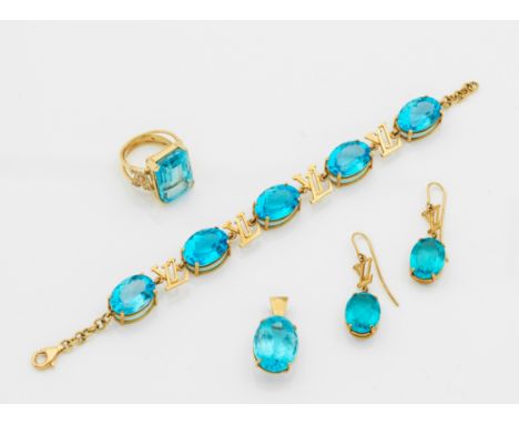 Armband, Ring, Anhänger und Paar Ohrgehänge. Gelbgold, gest. 18 ct.; Besetzt mit London Blue Topasen im Oval- bzw. Tafelschli