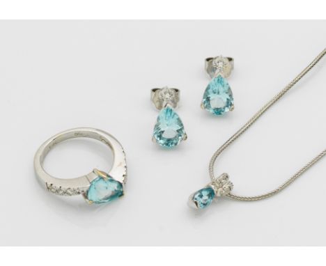 Ring, Anhänger mit Kette und Paar Ohrstecker. Weißgold, gest. 750. Besetzt mit hellblauen Aquamarintropfen und Diamanten von 