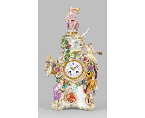 von MeissenBalusterförmiger, in stark plastischen Voluten aufsteigender, teilw. floral durchbrochen gearbeiteter Uhrenkorpus,