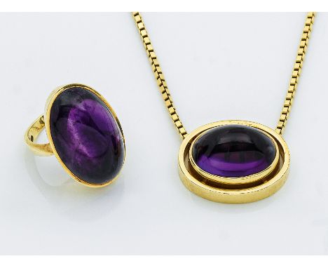 Ring und Anhänger an kurzer Venezianerkette. Gelbgold, gest. 585. Zentral besetzt mit tiefviolettfarbenen Amethysten im ovale