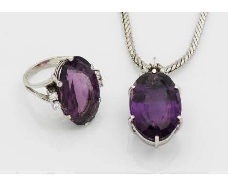 Ring und Anhänger an flacher Schräggliederkette. Weißgold, gest. 585 und 750. Besetzt mit tiefvioletten Amethysten von 27,90 