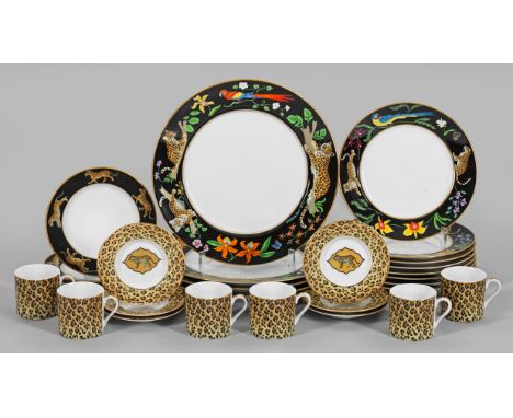 21-tlg.; 6 Espressotassen mit Untertassen, 4 Speise-, 3 Brot-, 8 Dessertteller. "Jaguar Jungle" Dekor mit 14 k Gold. Entw. Ly
