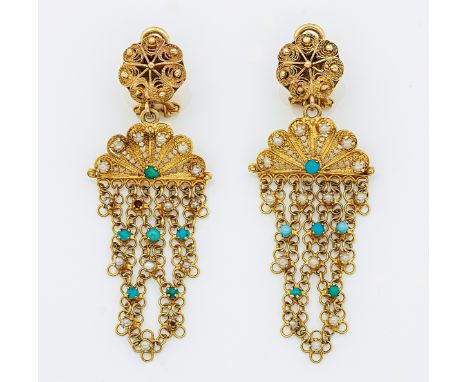 Gelbgold, 18 ct.; Sehr feine Goldschmiedearbeit aus teilw. kodiertem Golddraht. Ges.-Gew. ca. 16,02 g.Pair of earrings set wi