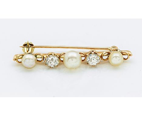 Gelbgold, 14 ct.; Schauseitig besetzt mit 3 cremefarbenen Perlen von ca. 4 mm - 6 mm in Boutonform, in sehr farbintensivem ro