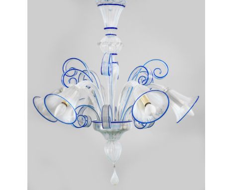 6-flg.; Opalisierendes und dunkelblaues Glas. Mehrfach gegliederter Balusterschaft. In der Mitte davon ausgehend stark geschw