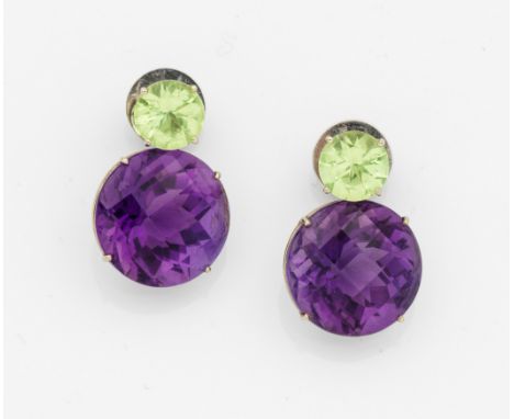 Weißgold, gest. 750. Schauseitig besetzt mit 2 tief violettfarbenen Amethysten von jeweils ca. 17 mm x 12 mm, bekrönt von zwe