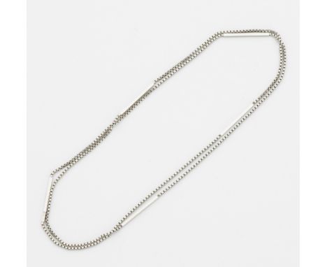 Weißgold, gest. 585. Lange venezianische Kette, akzentuiert durch Stabelemente. L. 92 cm. Gew. ca. 21,83 g. Venetian necklace