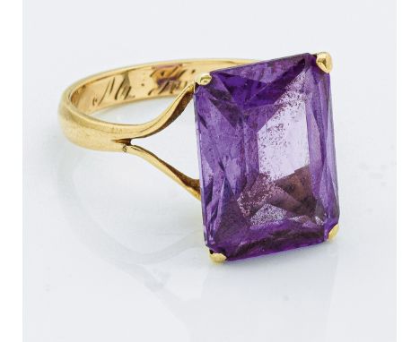 Gelbgold, gest. 585. Zentral besetzt mit einem violetten Amethyst im Scherenschliff. Gew. ca. 6,39 g. Ring set with a violet 