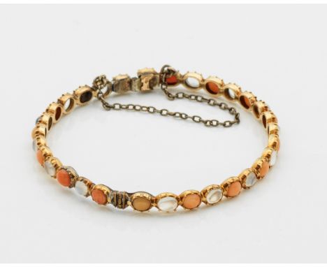 Gelbgold, 14 ct.; Besetzt mit ovalen Mondstein- und Engelshaut-Korallen-Cabochons. Steckverschluss mit Kette. Gew. ca. 17,43 