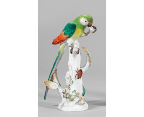 Auf hohem Baumstamm mit plastischen aufgelegten Blumenranken, Schnecke, Käfer und Raupe sitzender Papagei mit angelegten Flüg