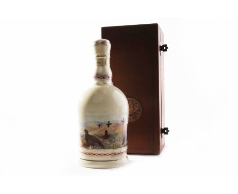 FAMOUS GROUSE HIGHLAND DECANTER
Blended Scotch Whisky. 
Ceramic decanter, no 489. 70cl, 40% volume, in wooden box.
