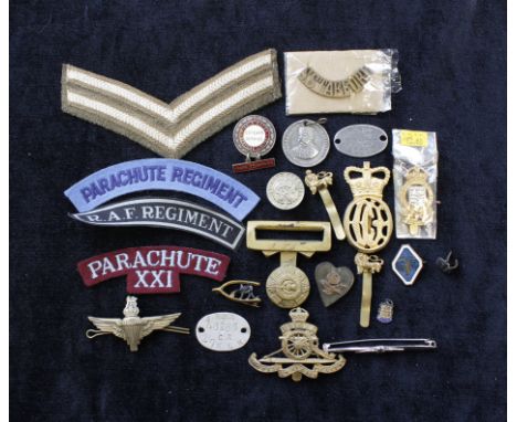 lot to include WW2 badges, buttons and shoulder patches to include a parachute regt badge, two aluminium dog tags etc. 