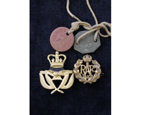 WW2 RAF lot to include ID / Dog tags for W.Muir 1415032, RAF cap badge &amp; RAF Warrant Officer badge. (4) 