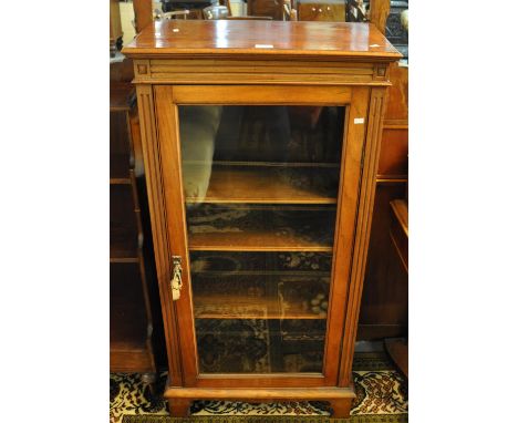 Edwardian style mahogany, single door display cabinet. (B.P. 21% + VAT) Dimensions - 61 x 33 x 124 cm Approx.