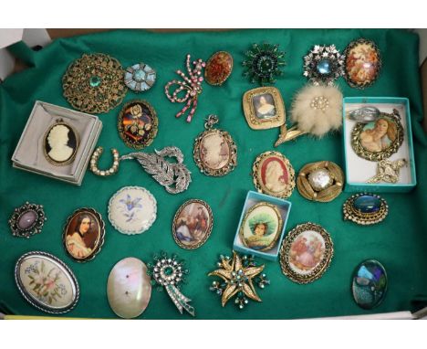 Collection of vintage portrait and other brooches. (B.P. 21% + VAT) 