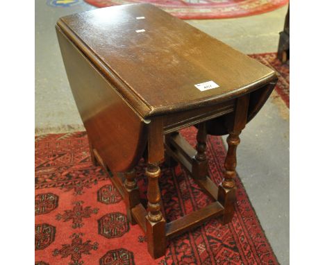 Small mid Century oak gate legged table. (B.P. 21% + VAT) 