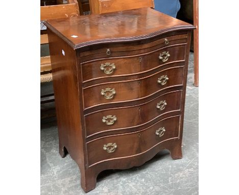 A Georgian style serpentine chest of drawers, slide over four graduating drawers, on bracket feet, 59x41x75cm 