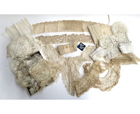 A quantity of antique lace to include Honiton lace, Brussels lace, bobbin lace, etc 