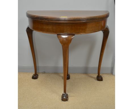 A 20th Century mahogany turnover top card table, raised on cabriole legs terminating in claw and ball feet, 75 x 38 x 75cms h