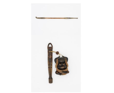 Job lot of a pipe holder and a kiseru pipe (not a matching set)Pipe holder, TonkotsuSize: Pipe holder: 20.5 x 2.5 x 2 cm, Tob