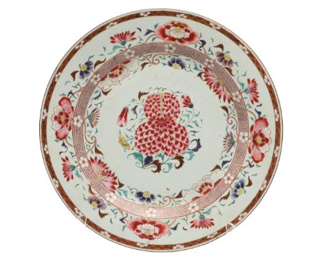 LARGE CHINESE FAMILLE ROSE CHARGER. LARGE CHINESE FAMILLE ROSE CHARGER. Qianlong period, a large famille rose charger painted