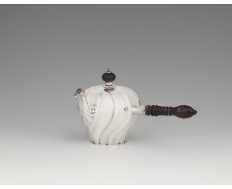 Bautzener Miniatur-TeekanneSilber. Auf flachem Boden stark gebauchter Korpus mit geschwungener Tülle. Die Wandung mit gedreht