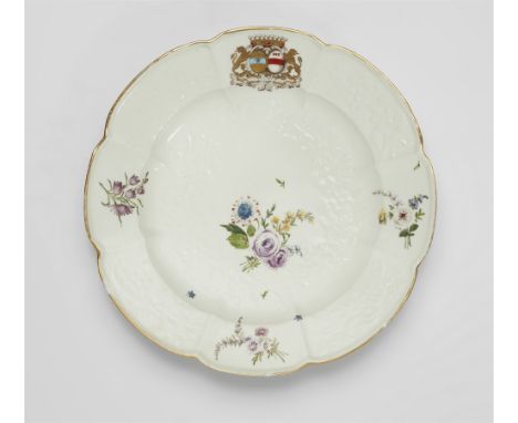Teller aus dem Tafelservice Pâris de Monmartel-BéthunePorzellan, farbiger Aufglasurdekor, Vergoldung. Modell Gotzkowsky. Oben