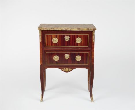 Commode d'époque Louis XVIRosenholz, Palisander, Buchsbaum auf Eiche, Rückwand Weichholz, feuervergoldete Bronze, gehauener B
