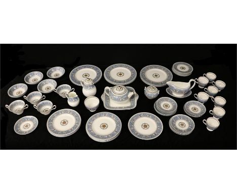 Wedgwood Florentine pattern dinner and tea service (66)