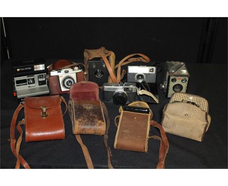 Collection of vintage cameras, Kodak Junior I, Kodak Brownie Flash II, Polaroid 600, etc, (Qty)