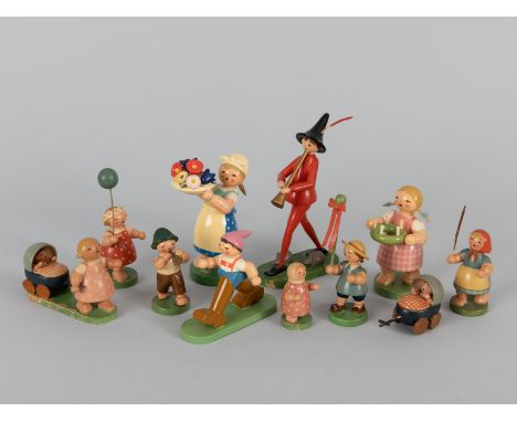 Konvolut Rattenfänger mit Kinderzug u.a. Figuren (z.B. Däumling mit Siebenmeilenstiefel); Wendt & Kühn, Grünhainichen im Erzg