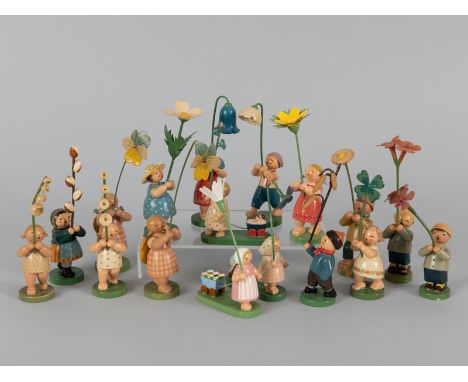 Konvolut 17 Blumenkinder; Wendt & Kühn, Grünhainichen im Erzgebirge u.a., 20. JahrhundertErzgebirgische Holzschnitzkunst des 
