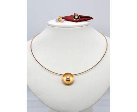 Anhänger mit Holz und Brillant 0,35 ct, Collier, Schmuck Design Helge Berger, 2015750/- Gelbgold. Gesamtgewicht ca. 18 g. Hal