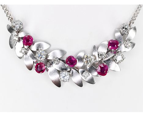 Collierkette mit Feston-Mittelteil aus 5 Rubinen, zusammen ca. 1,6 ct und 12 Altschliff-Diamanten, zusammen ca. 1,8 ct,  80-e
