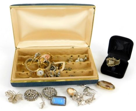 A quantity of jewellery and effects, comprising agate and gilt framed oval brooch, stick pin, butterfly brooch, Victorian sil