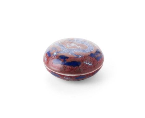 BLUE AND WHITE WITH UNDERGLAZE-RED BOX AND COVER 20TH CENTURY 二十世紀 雍正款 青花釉裏紅雲龍紋圓盒 the dome cover decorated with a coiling dra