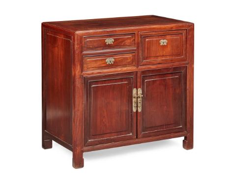 HARDWOOD CHEST OF DRAWERS 20TH CENTURY 二十世紀 硬木斗櫃 with two left and one right drawers above two panel doors, opening up to fur