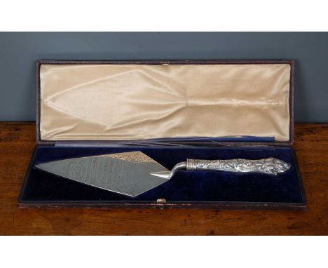 A Victorian silver presentation trowel with marks for London 1863, inscribed and dated 1907, 34cm in length, combined weight 